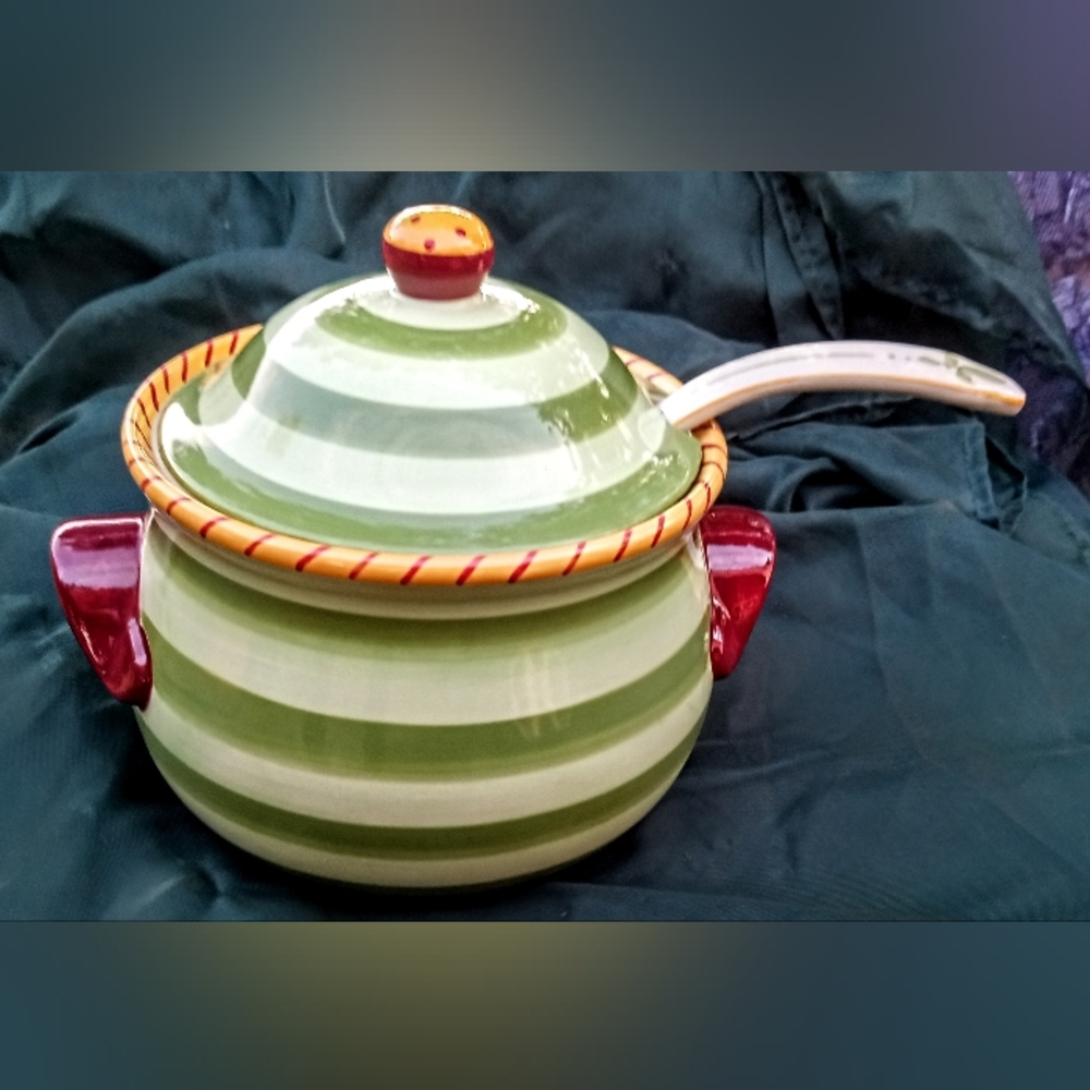 Pfaltzgraff Pistoulet  Ceramic Soup Pot with Lid and Ladle W/Box